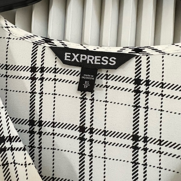 Express Plaid Gathered V-neck Blouse - Picture 4 of 6